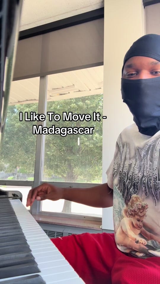 Post 7 by Iconik 🎹 on TikTok (video)
