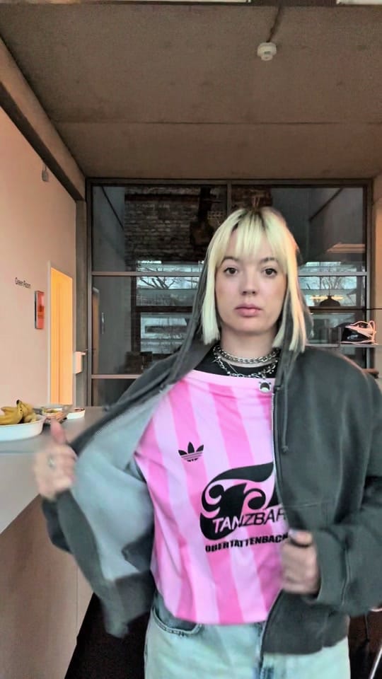 Post 1 by Jojo&Naomi on TikTok (video)