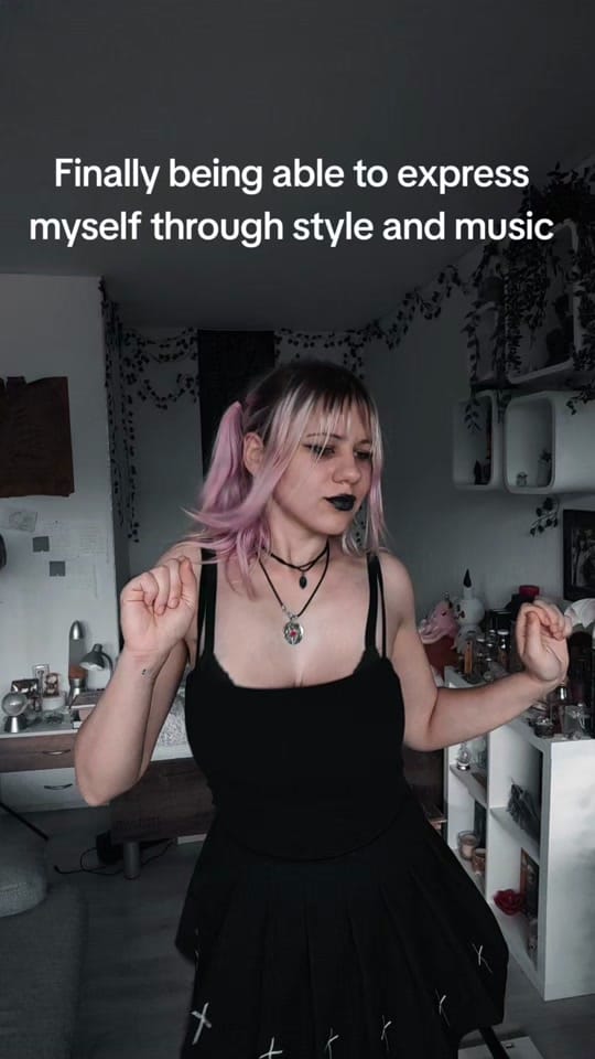 Post 1 by Julia on TikTok (video)