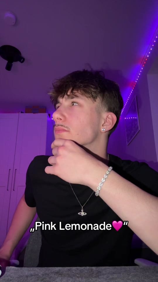 Post 6 by Der insimodus on TikTok (video)