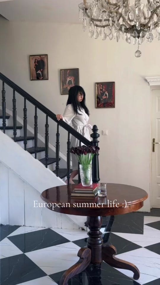 Post 2 by Momoko Lugowska on TikTok (video)