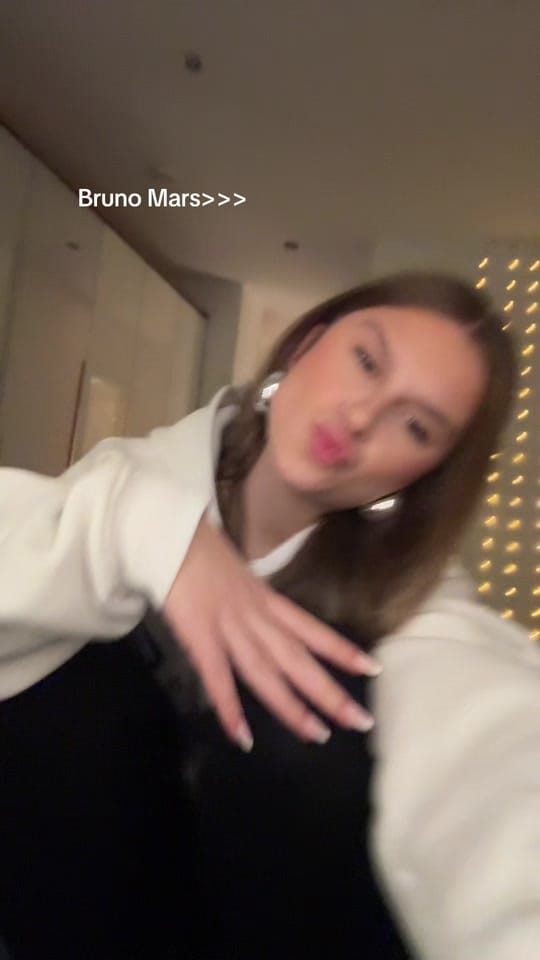 Post 8 by 𝘌 𝘔 𝘌 𝘓 𝘐 𝘌 on TikTok (video)