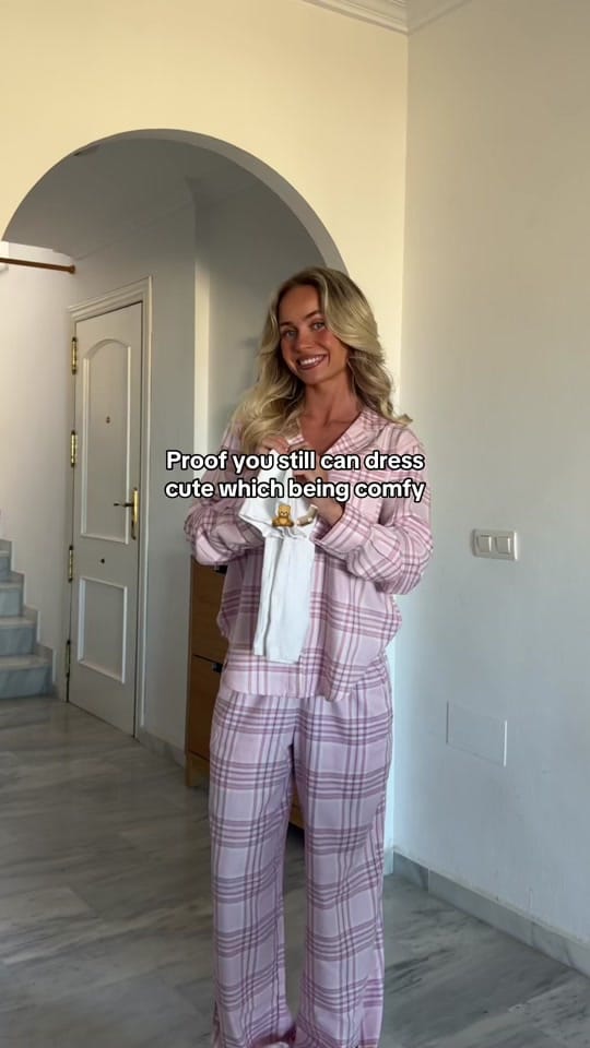 Post 1 by Josefine Bak on TikTok (video)
