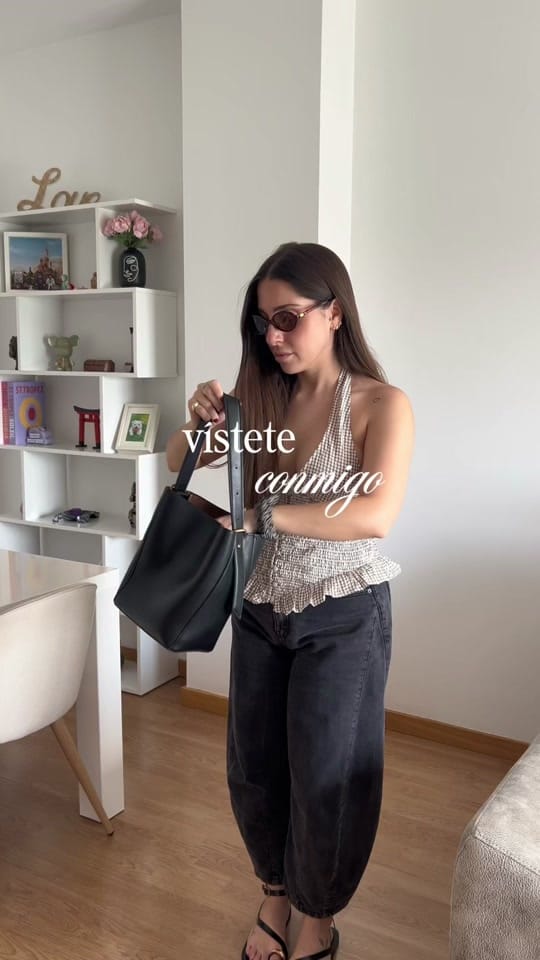Post 2 by ADRIANA CARVI on TikTok (video)