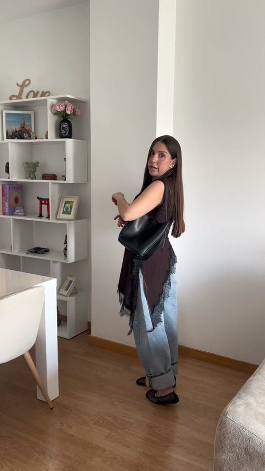 Post 4 by ADRIANA CARVI on TikTok (video)
