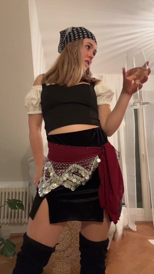 Post 2 by J A M I E on TikTok (video)