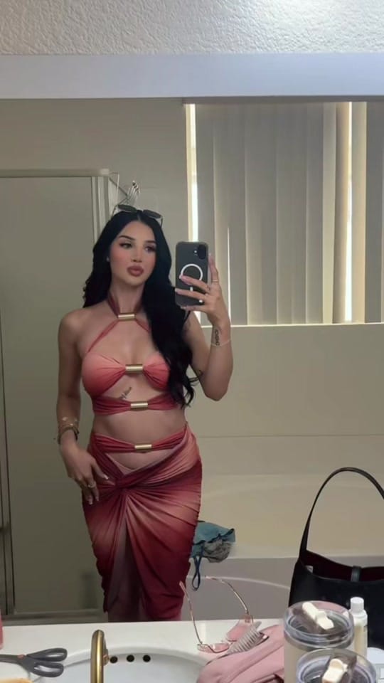 Post 2 by esmeevall on TikTok (video)