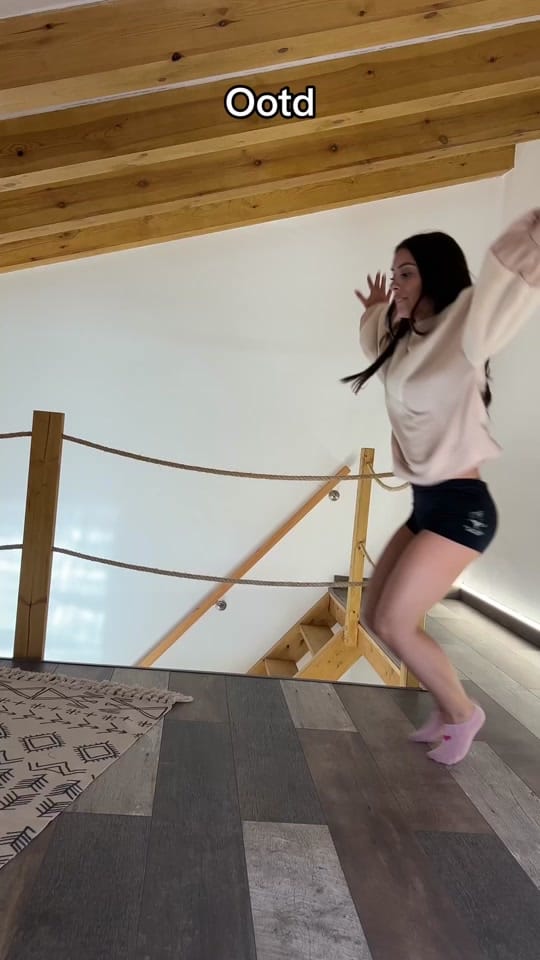 Post 5 by juliacr20 on TikTok (video)