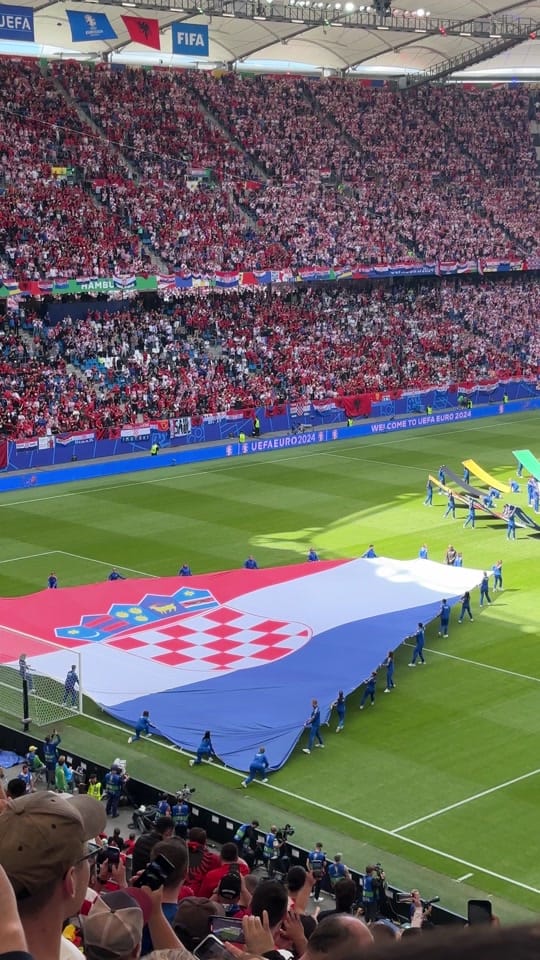 Post 5 by Welovehamburch on TikTok (video)