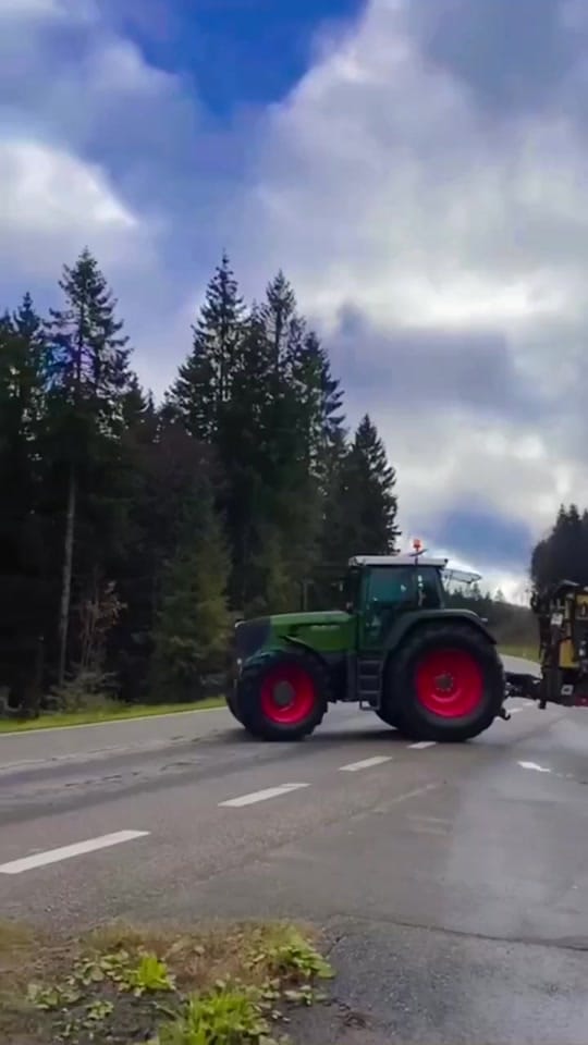 Post 4 by agrarvideos_hessen on TikTok (video)