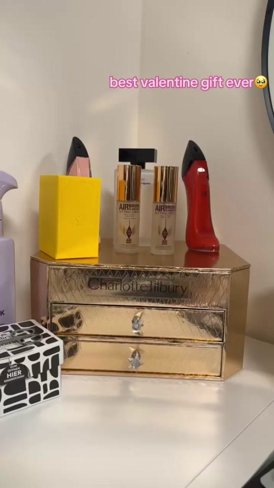 Post 4 by amelie | master make-up artist on TikTok (video)
