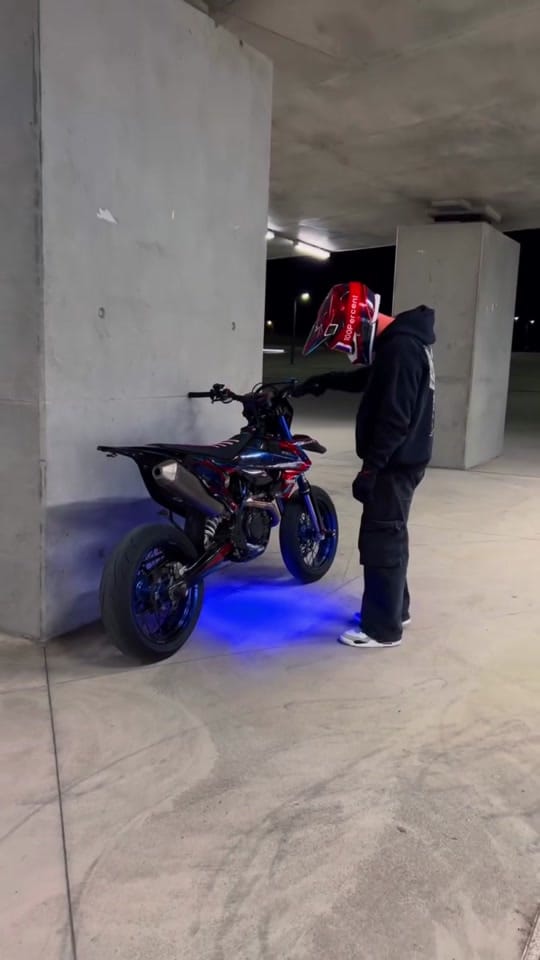 Post 6 by fluxlights on TikTok (video)