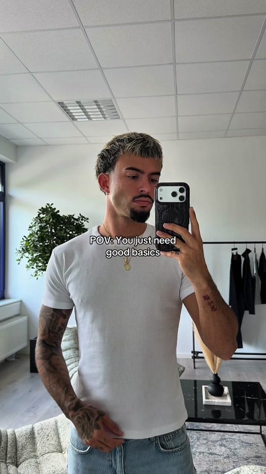 Post 4 by Featurestores on TikTok (video)