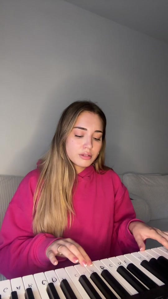 Post 3 by ARIANE SIMARD on TikTok (video)