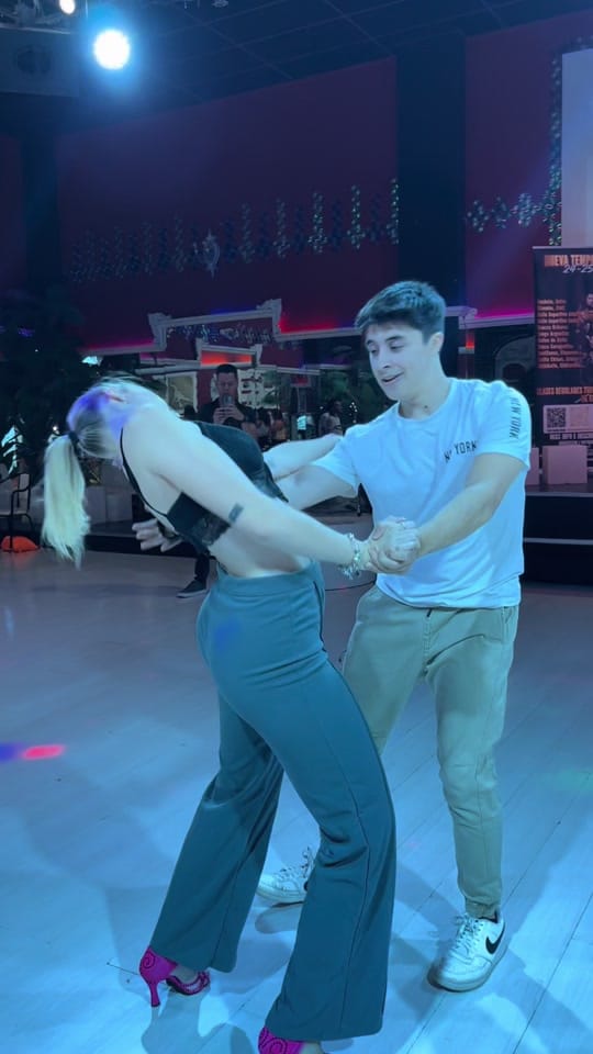 Post 1 by Alvaro y Ruth on TikTok (video)