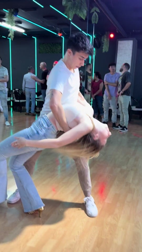 Post 5 by Alvaro y Ruth on TikTok (video)