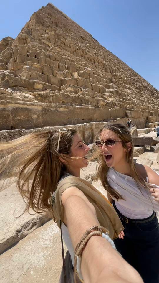 Post 2 by Lucia y Valeria on TikTok (video)