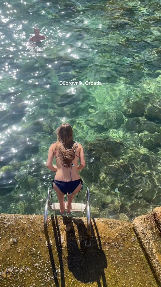 Post 9 by Lucia y Valeria on TikTok (video)