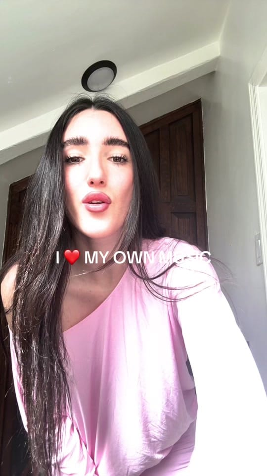 Post 10 by Lara on TikTok (video)