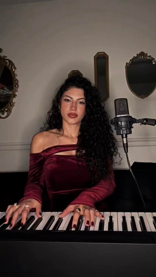 Post 7 by vitoriaferoficial on TikTok (video)
