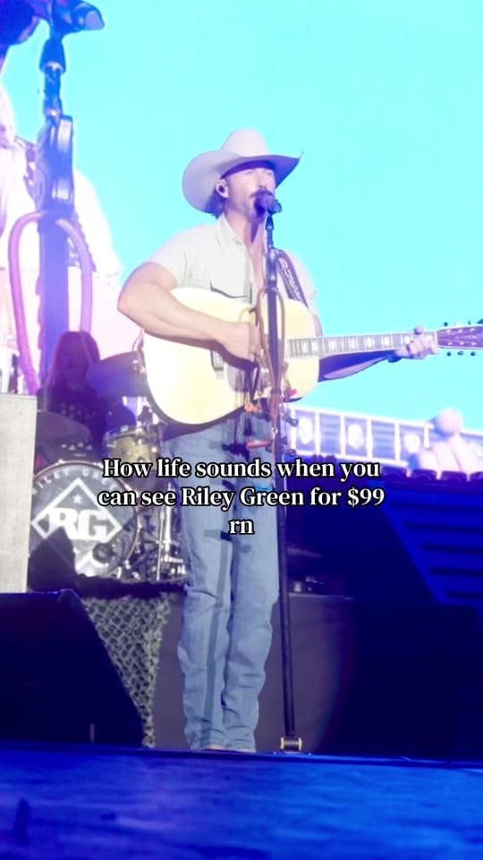 Post 1 by Country Thunder on TikTok (video)