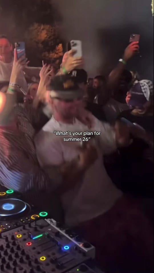 Post 2 by Housemusicloe on TikTok (video)