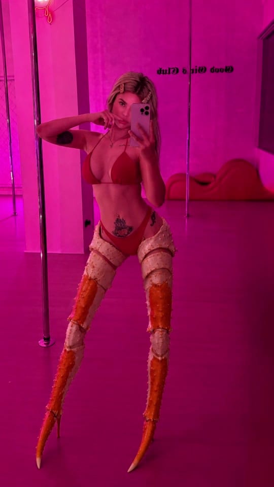Post 2 by Ambur Z on TikTok (video)