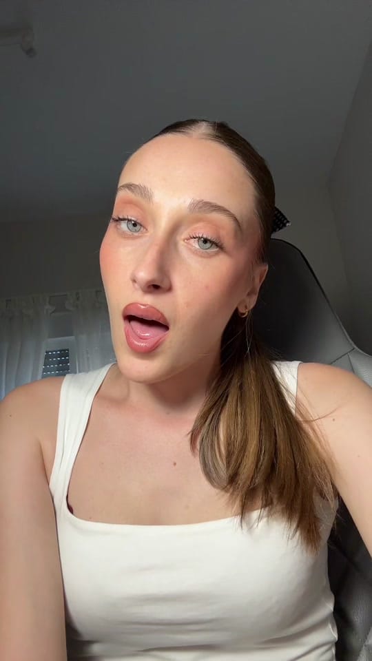 Post 2 by Bebé on TikTok (video)