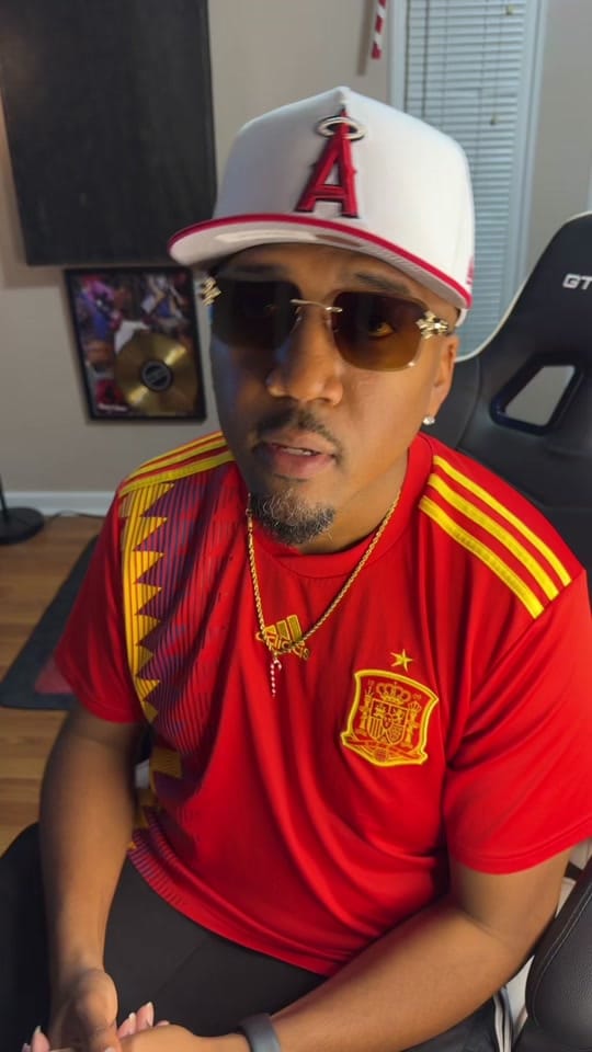 Post 10 by 2 Smooth on TikTok (video)
