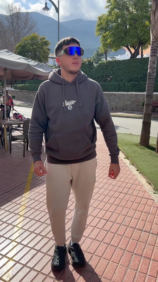 Post 2 by elpellejashow on TikTok (video)