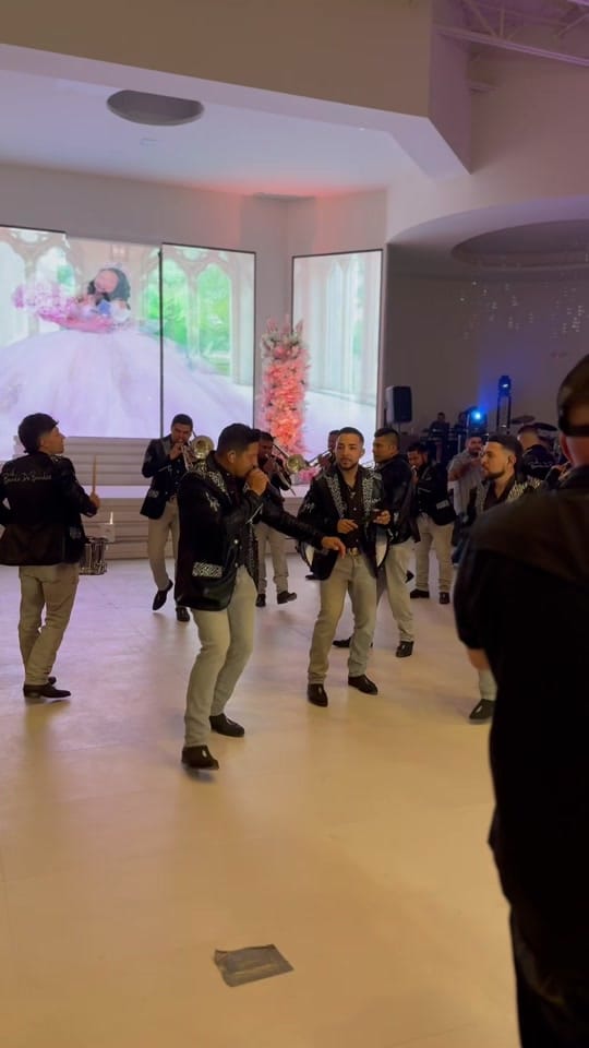 Post 3 by Banda de Bandas on TikTok (video)