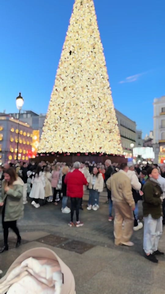 Post 4 by AlexandraVioletaArtist on TikTok (video)