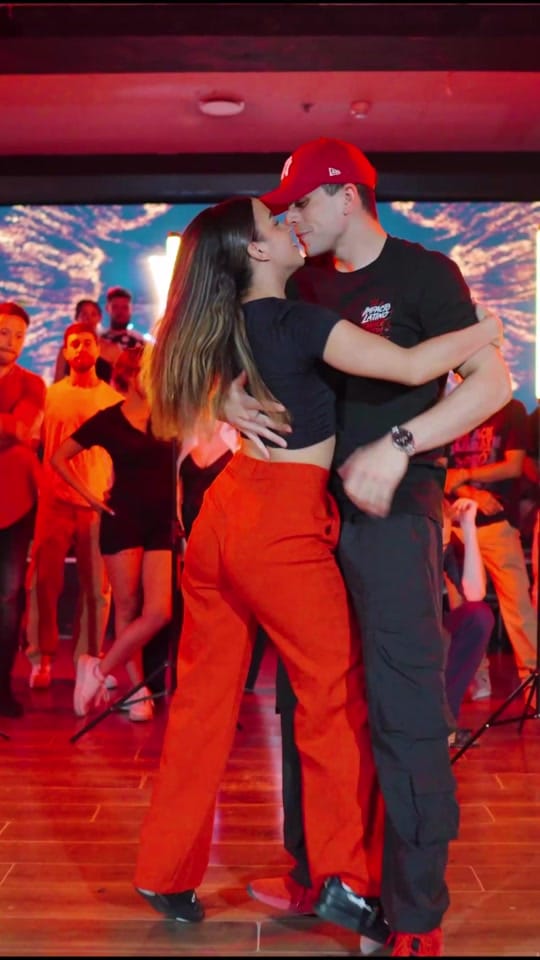 Post 4 by Elwin y Gaby on TikTok (video)