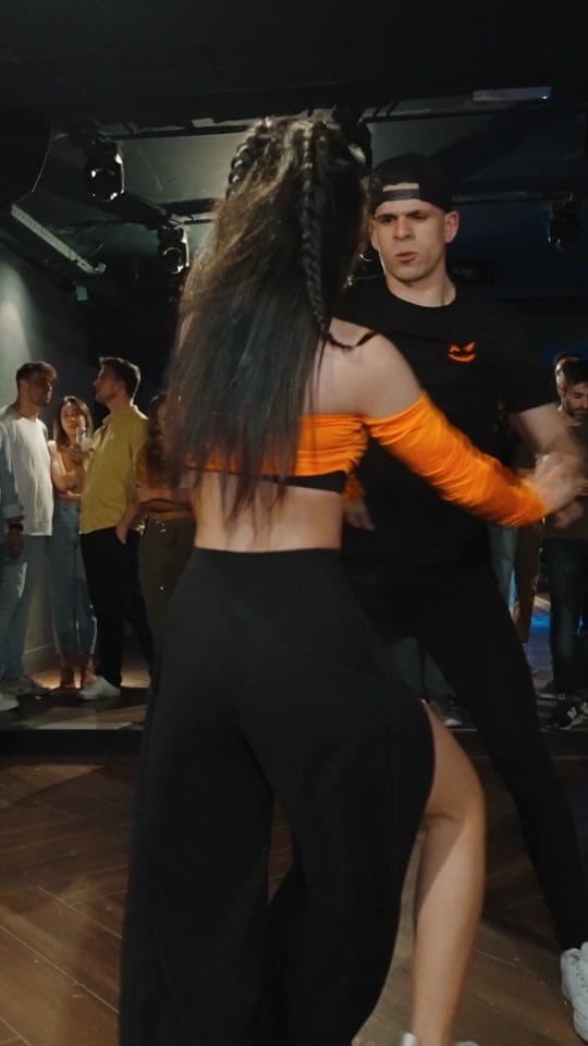 Post 10 by Elwin y Gaby on TikTok (video)