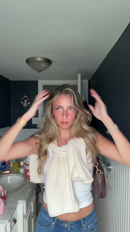 Post 4 by selena on TikTok (video)