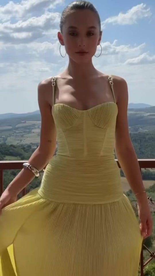 Post 1 by Manning Cartell on TikTok (video)