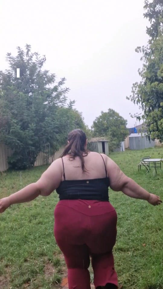 Post 2 by Helena on TikTok (video)
