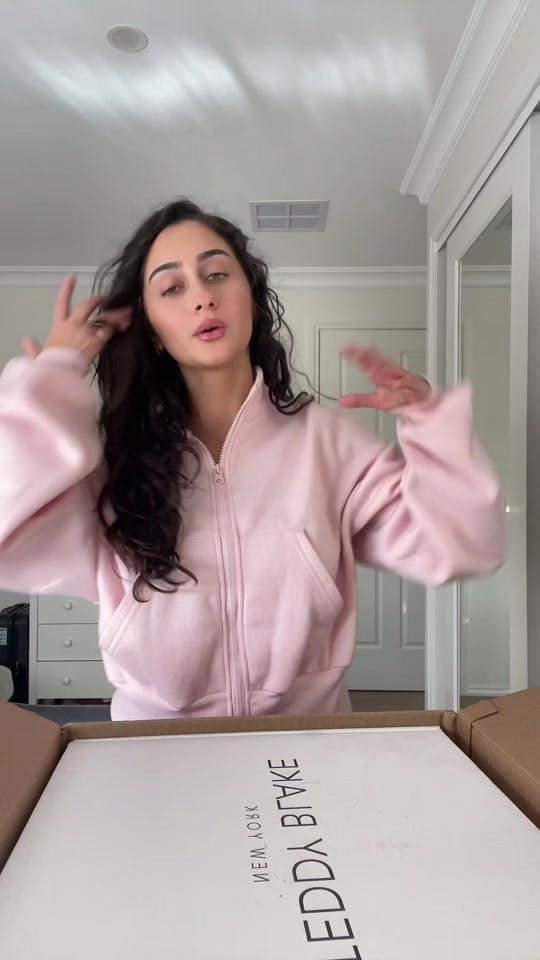 Post 2 by Yasemin on TikTok (video)
