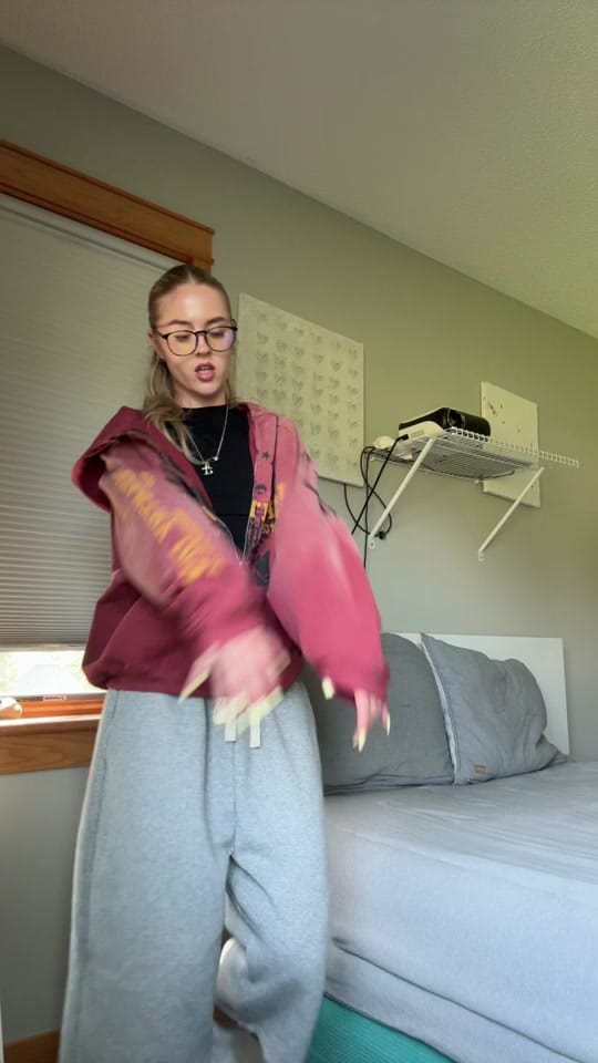 Post 1 by Sydney on TikTok (video)
