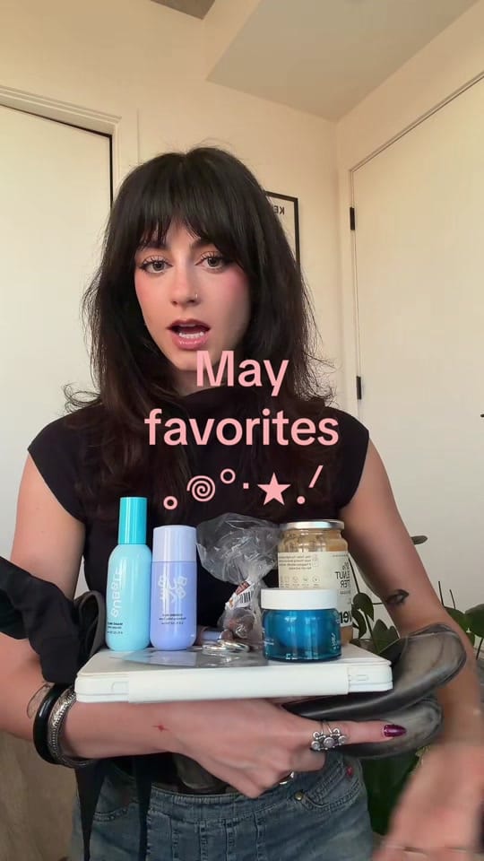 Post 5 by Sydney Frost on TikTok (video)