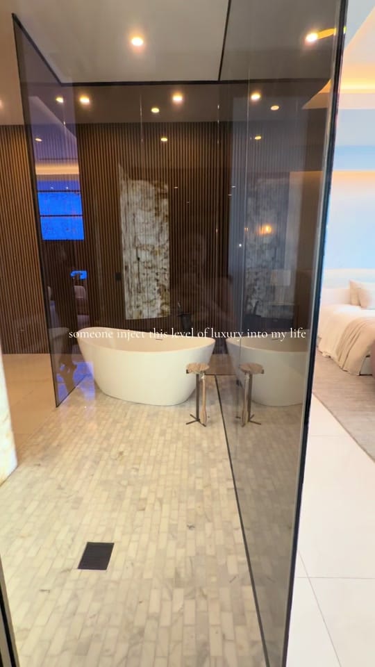 Post 1 by Ariana Berson on TikTok (video)