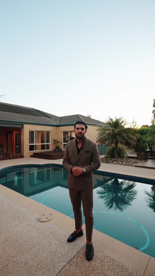 Post 6 by Elly Amiri on TikTok (video)
