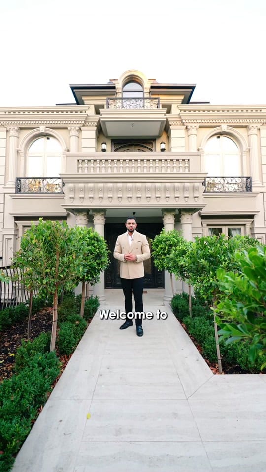 Post 10 by Elly Amiri on TikTok (video)