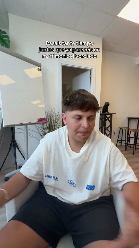 Post 3 by Manu Rivas on TikTok (video)