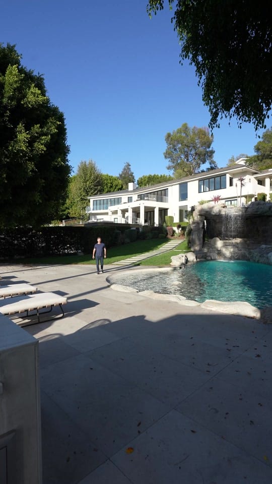 Post 7 by Aaron Kirman on TikTok (video)
