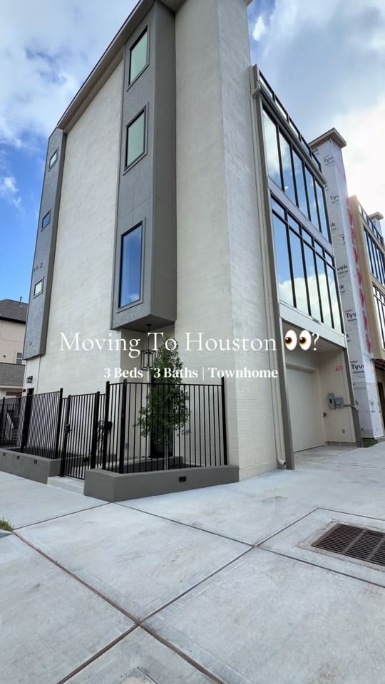 Post 1 by Rayanna | Houston Realtor on TikTok (video)