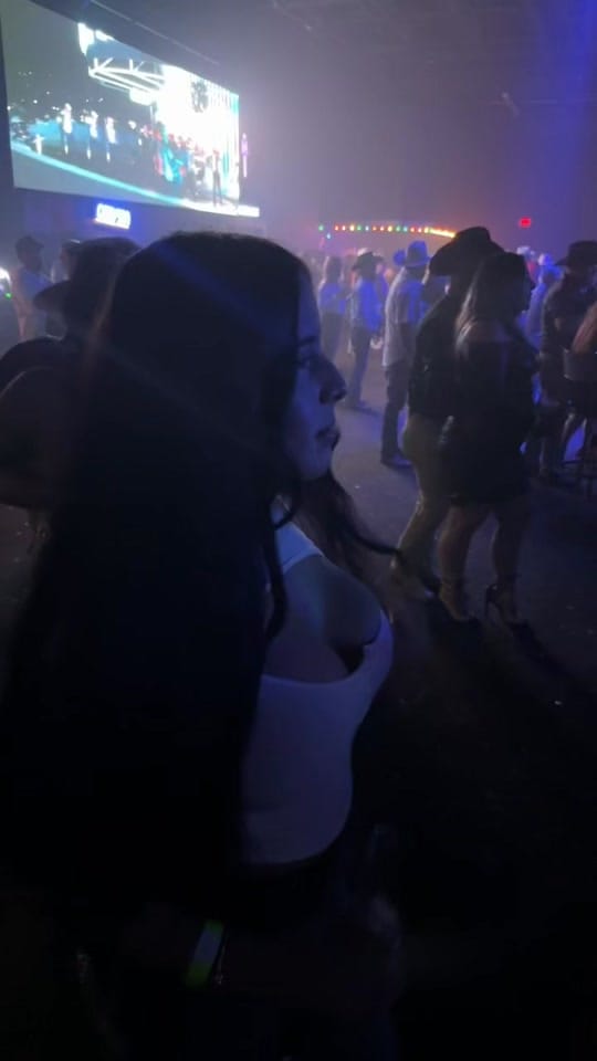 Post 10 by arianavilla47 on TikTok (video)