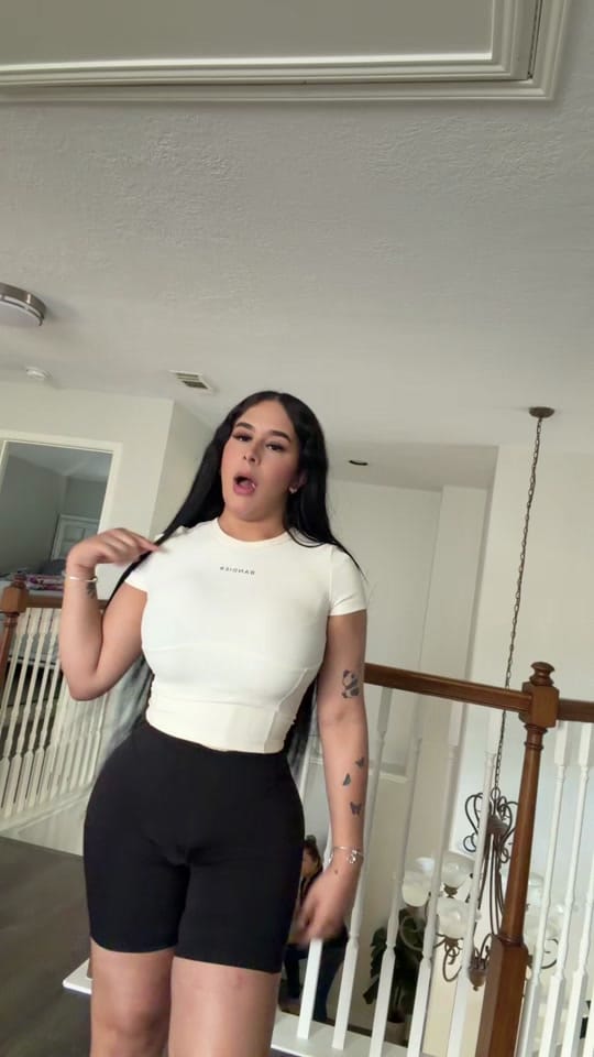 Post 5 by arianavilla47 on TikTok (video)