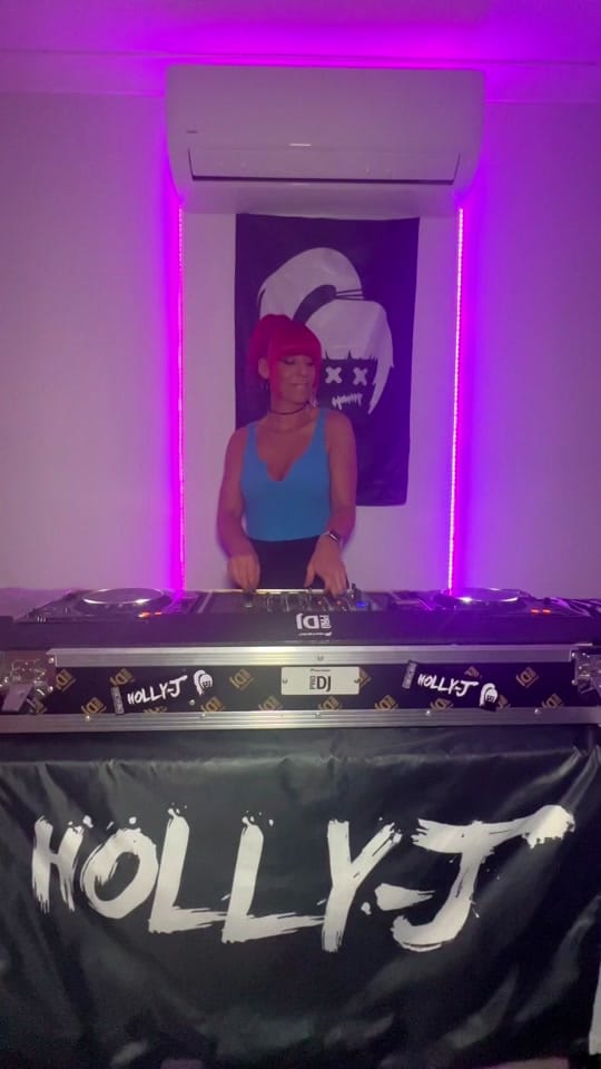 Post 1 by Holly-J on TikTok (video)