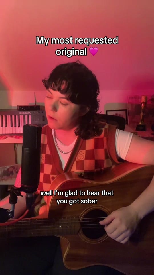 Post 9 by Darcy Fox on TikTok (video)